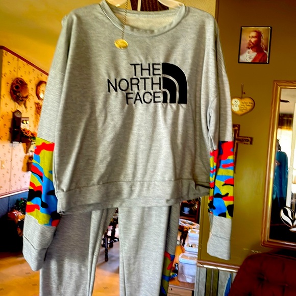 The North Face outfit.. wore 1 time.no stains or rips or tears or make an offer - Picture 1 of 6